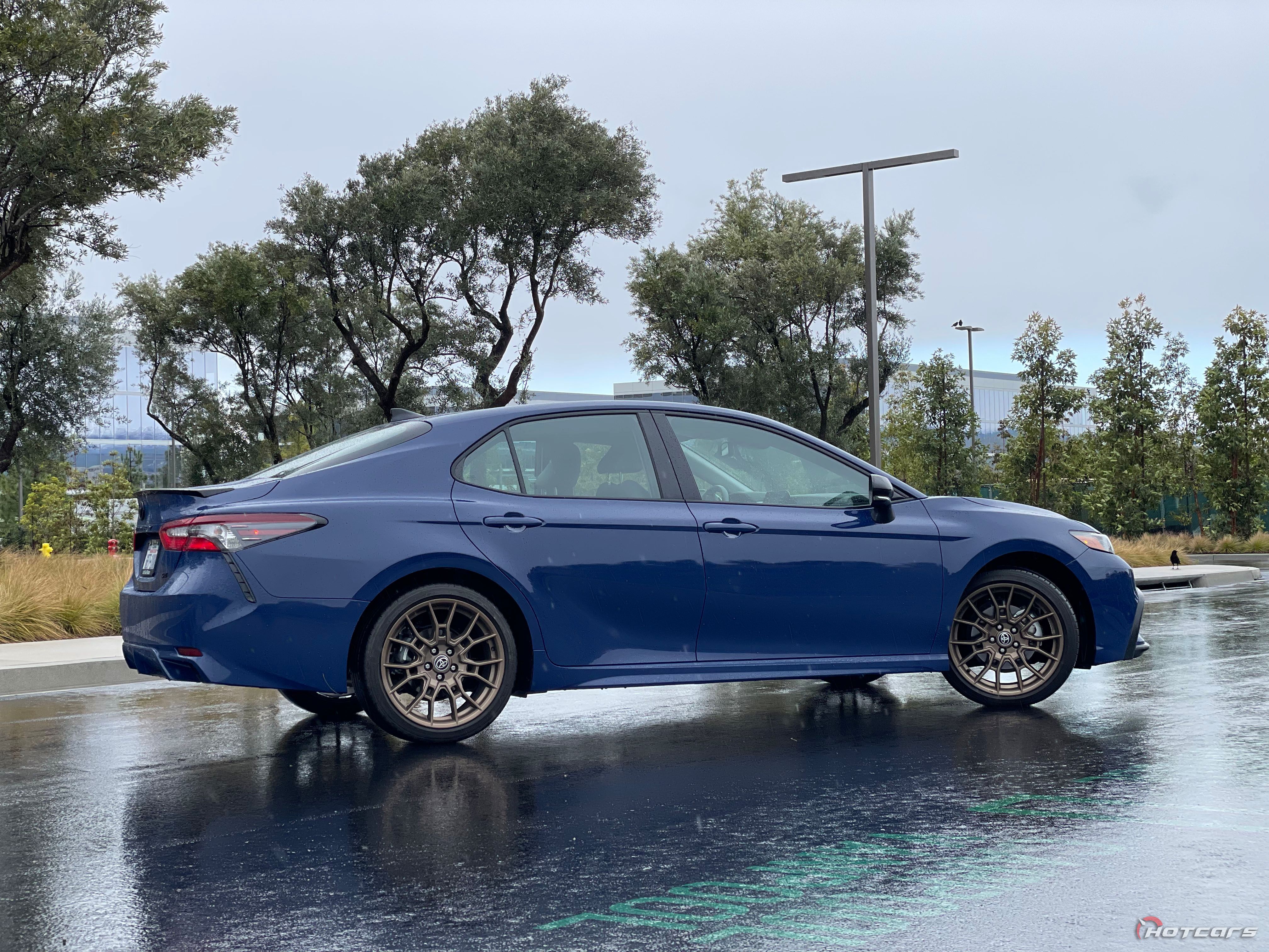 Сторона гибридного паслена Toyota Camry SE 2023