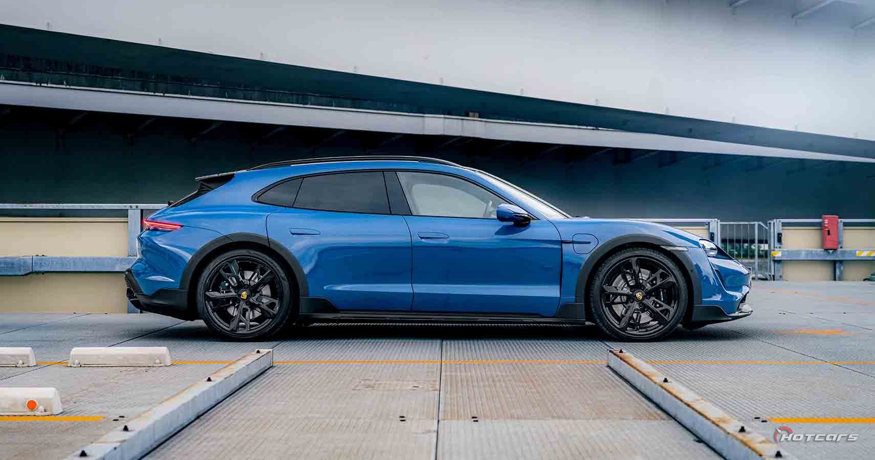 Снимок профиля синего Porsche Taycan Cross Turismo