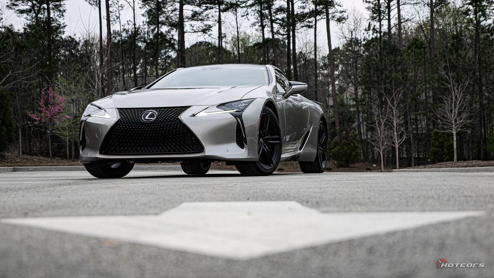 Низкопрофильный снимок Lexus LC 500h 2023 года